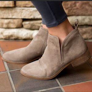 Dolce Vita Tessey Suede Ankle Booties, size 6